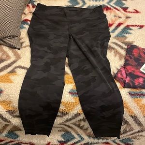 Lulu Base Pace high rise. Black camo